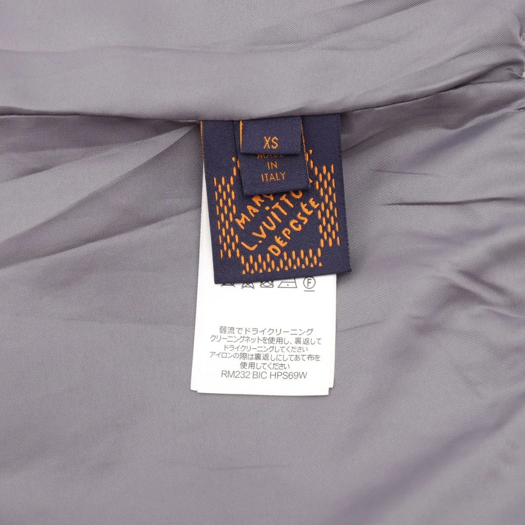 🅿️550 LouisVuitton/Louis Vuitton stitched presbyopia all-over printed windbreaker zipper jacket. Purchase the original version and have it printed immediately. The fabric is made of custom densely spun technical fabric that is light and thin, and the upper body is silky and breathable. Infrared positioning cutting, workwear-style windbreaker design, the upper body is invincible and versatile. All details are customized and developed, and all hardware and accessories are restored to ZP. Size：XS-L